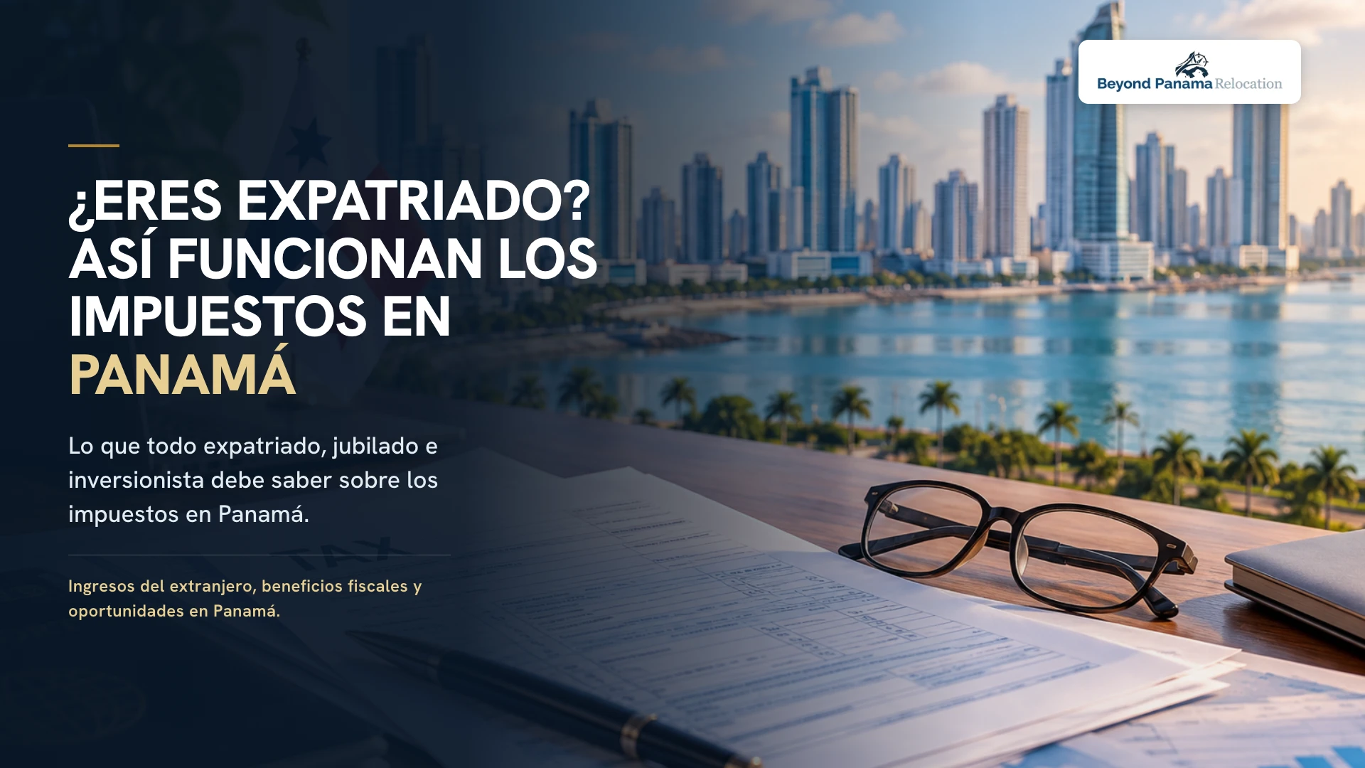 Documentos financieros y lentes sobre un escritorio con vista al skyline de Ciudad de Panamá